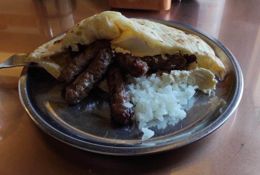 Ćevapi s kajmakom i lukom